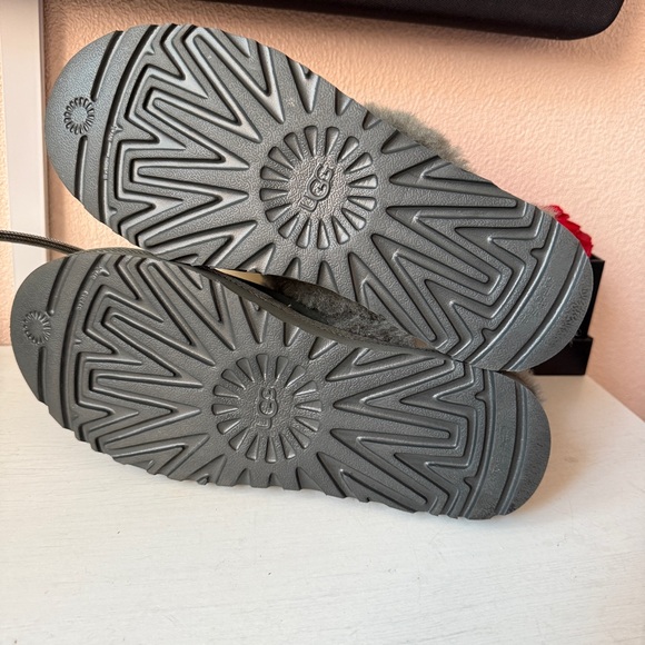 Like New UGG Women's Warm Slipper Size 8 - Picture 7 of 9